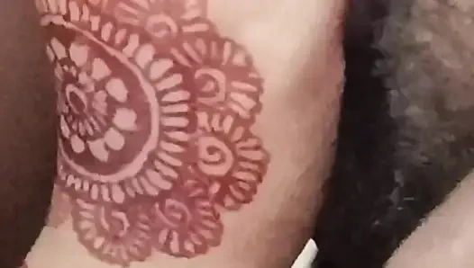 Kız ve erkek arkadaş otelde sigara içmenin tadını çıkarıyor