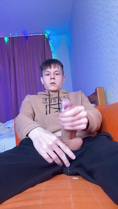 Vuốt ve con cu to của tôi một cách lặng lẽ nhất có thể trong khi bố mẹ ở nhà