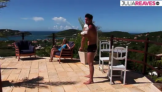 Blonde schlampe facesitting und nimmt schwanz am pool tief in den hals