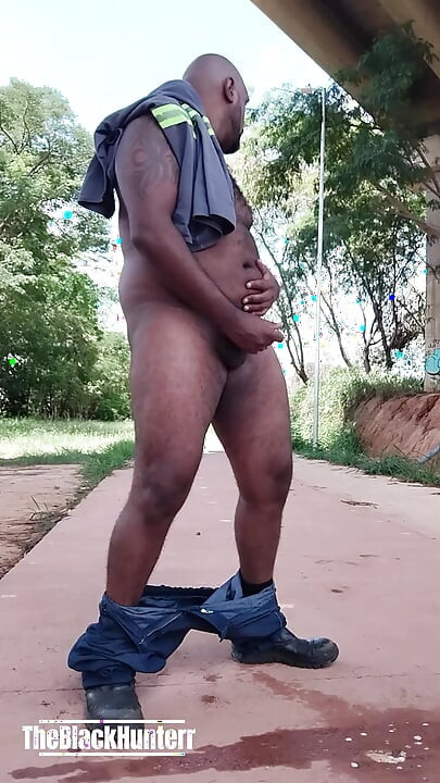 Trở lại từ công việc, tôi dừng lại để đi tiểu và kết thúc bằng cách cởi bỏ tất cả quần áo của tôi trên đường phố