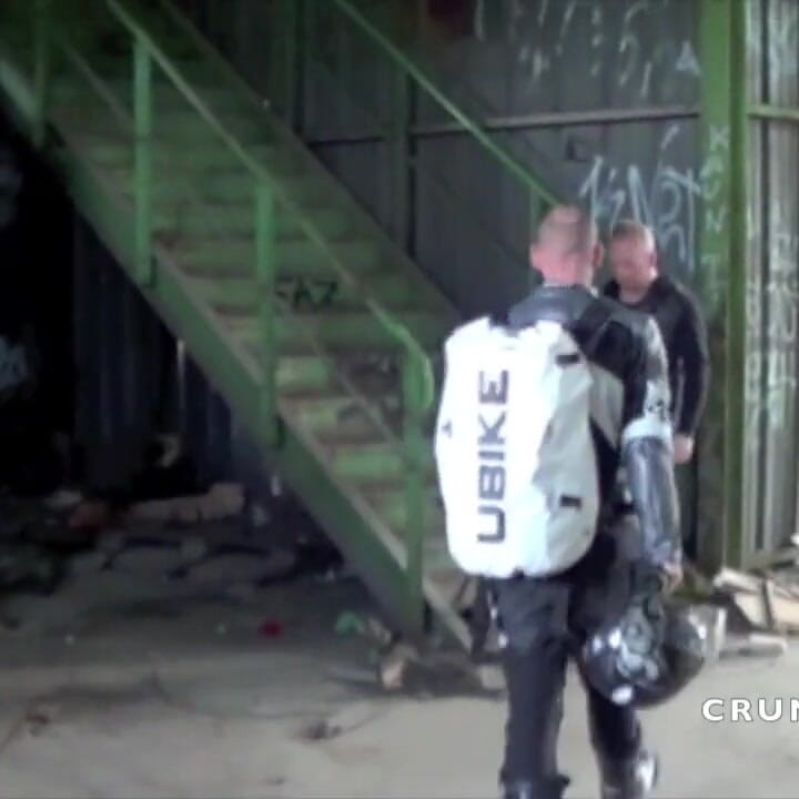Futută în aer liber de un motociclist heterosexual