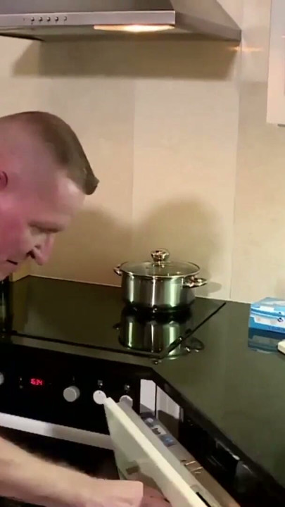 notgeile milf mit riesen titen fick typ auf der arbeit | Clip 1