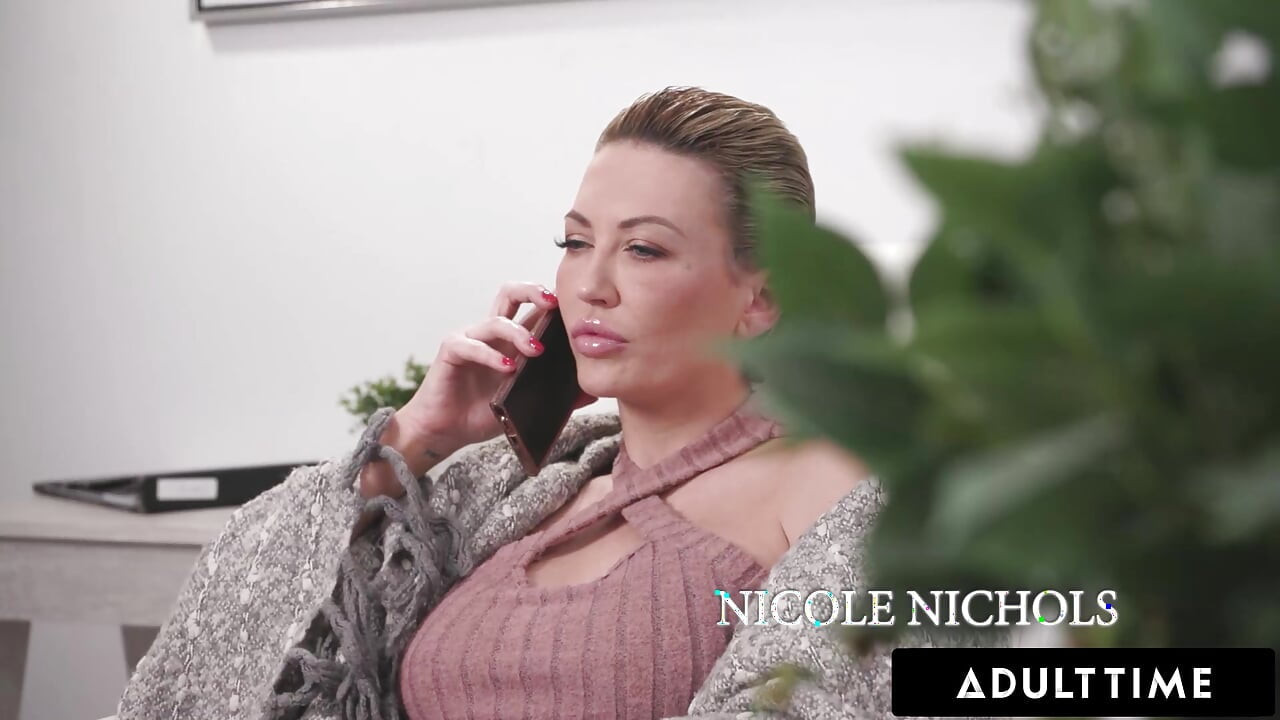 FELNŐTT IDŐ - A szőke milf Adira Allure segít a vékony mostohalánynak, Nicole Nicholsnak felfedezni a hatalmas farkát