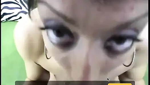 Возбужденная крошка наслаждается вкусом при теплой сперме после минета отсоса ума