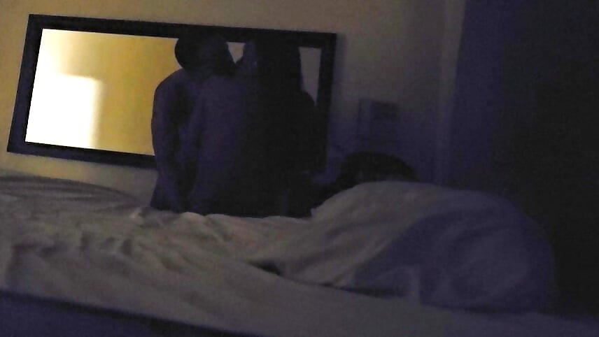 Fode duro, geme e grita muito à luz baixa