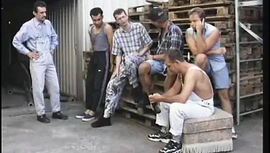 Schmutzige alte blondine wird von hinten gefickt, während sie schwanz im gangbang lutscht