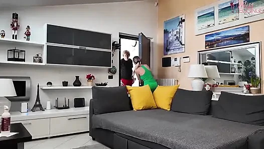 Evi temizlemekle meşgul olan kız bilmeden komşusunun büyük bir ereksiyona neden olduğunu keşfediyor