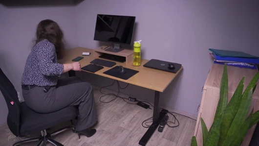 Godaan di kantor berubah menjadi bencana celana terpisah