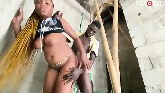 Aku ngentot agen real estat di gedung yang belum lengkap