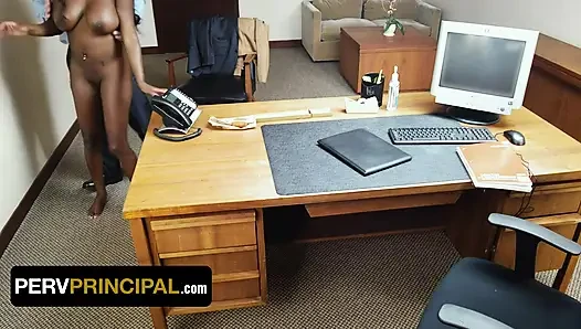 Perv principal - schwarze stiefmutter naomi foxxx Squirtet auf weißen schwanz