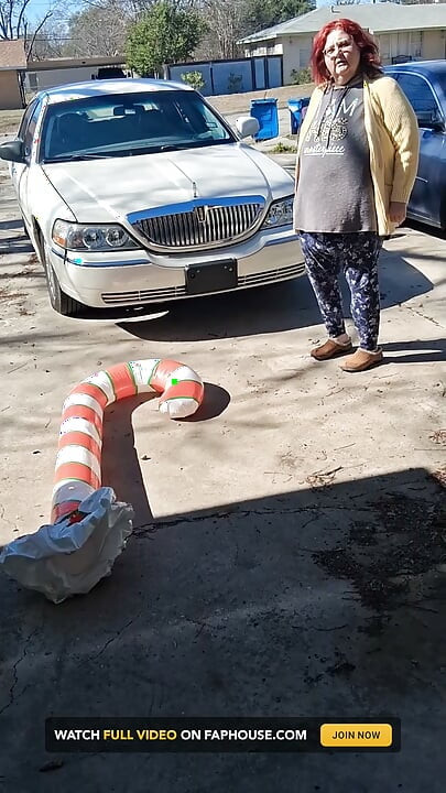 Vicki si suster bahenol yang naksir ini nyepong candy cane