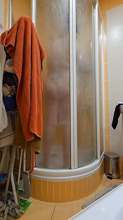 拥有天然巨乳和大屁股的可爱胖女人妻洗澡