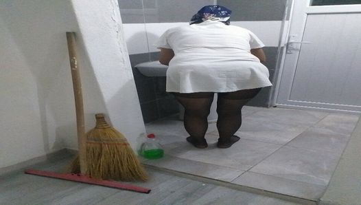 Натуральная домохозяйка в хиджабе занимается уборкой