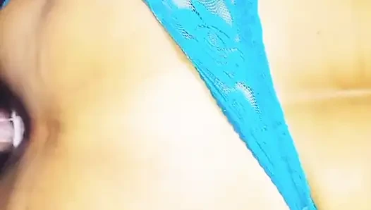 Mature woman know how to give the ass without frills, she opens it all.