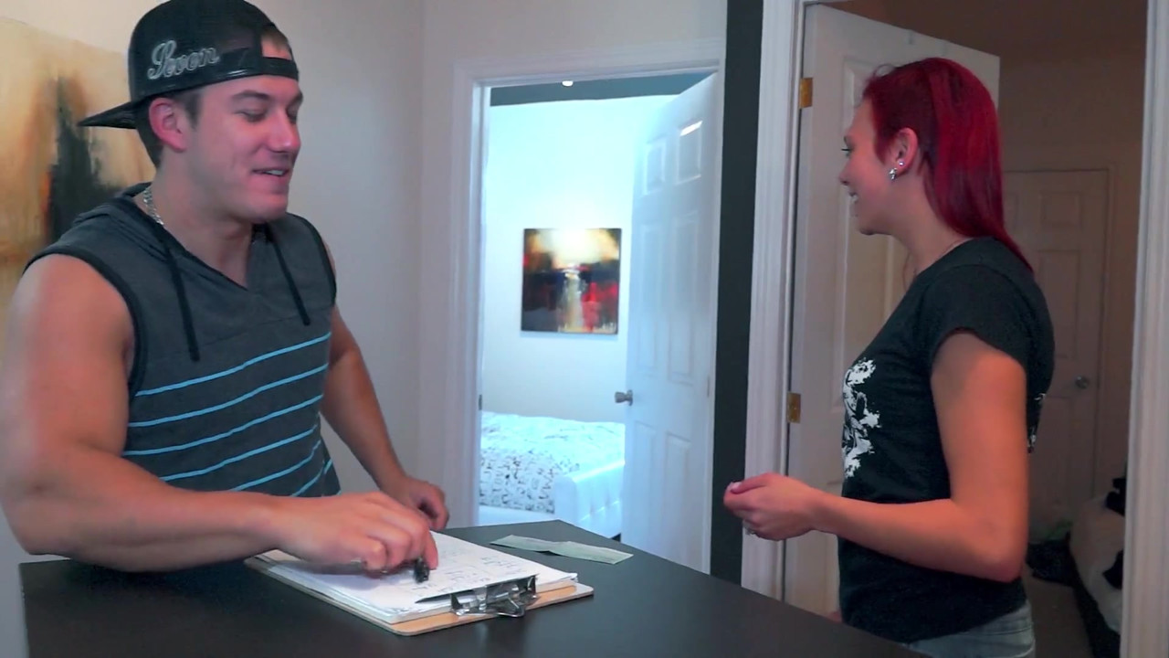 彼女の喉の奥深くで角質フェラチオ