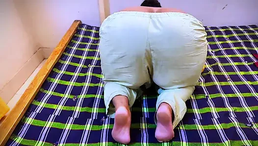 Kolaj kızı azgınken pansiyonda canlı gösteriye başlıyor