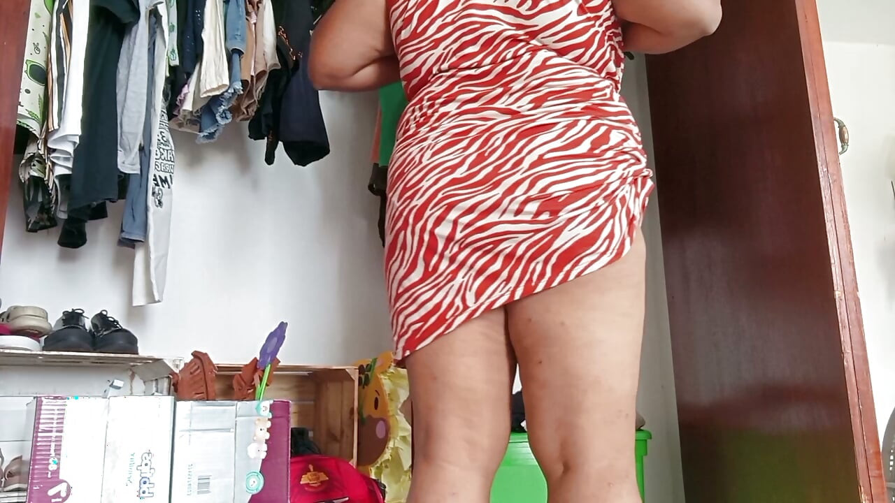 Mom in the room shows her panties