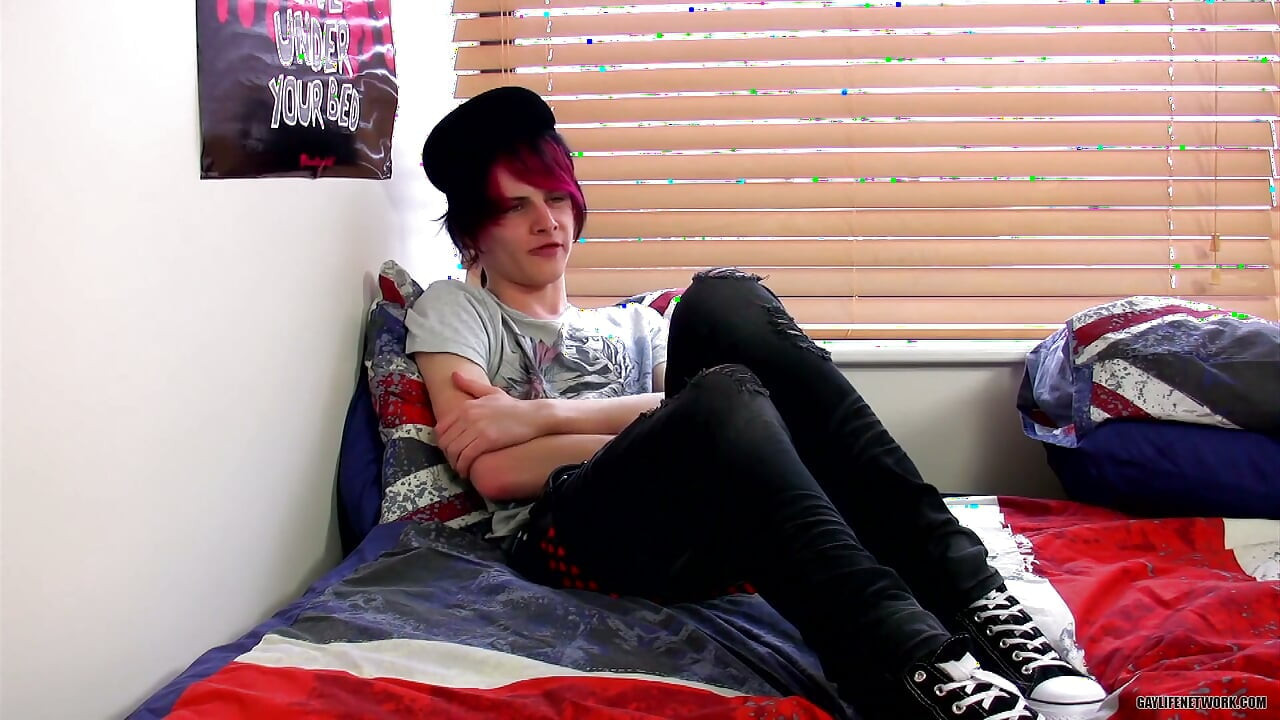 Emo Twink Damien entrega una carga
