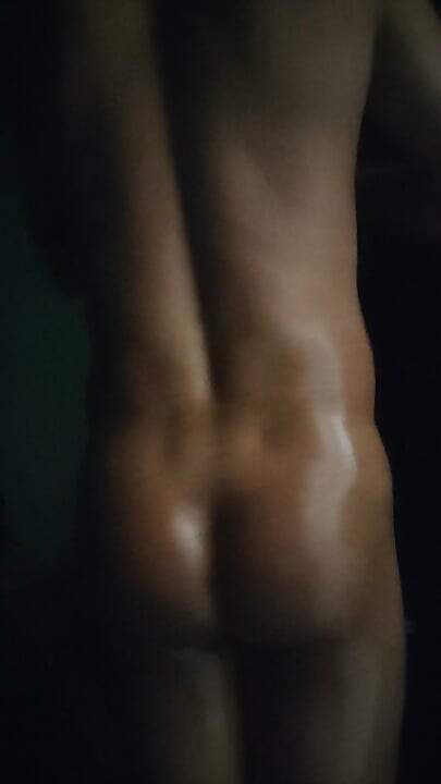 이 섹시한 엉덩이는 한밤중의 태양처럼 빛나고 있습니다.