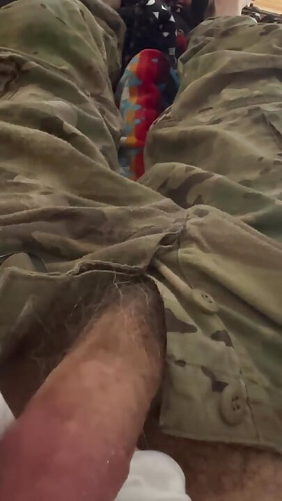 Ons leger soldaat trekt zich af in zijn uniform en komt klaar op zijn ondergoed