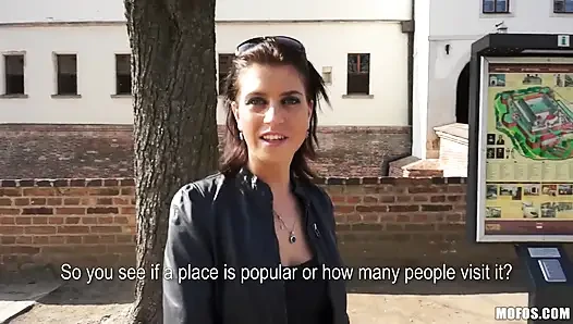 Halka açık pikaplar - Kristine Crystalis deri ceketini ve sıkı götünü gösteriyor