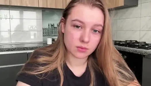 Jucielussie morning masturbating on the kitchen