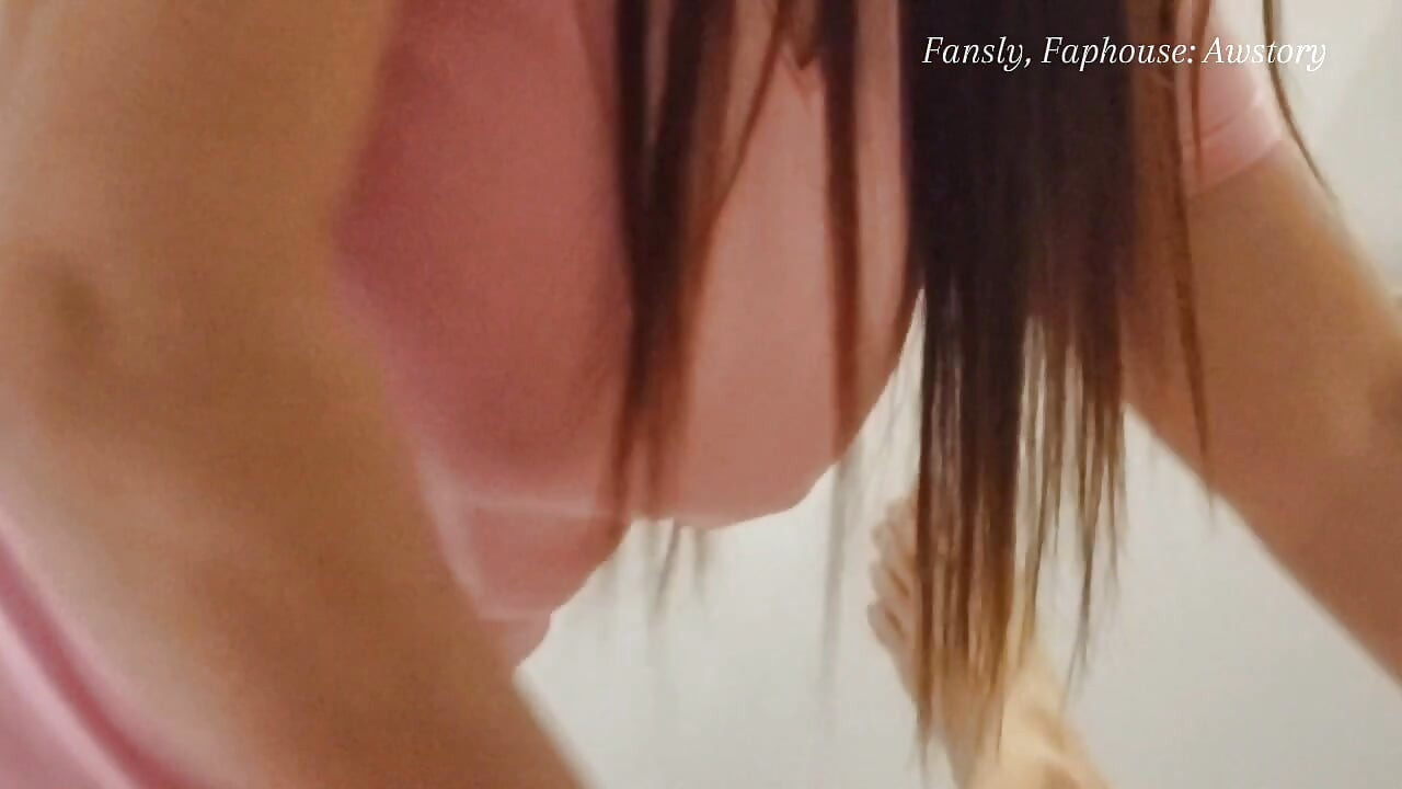 Peituda asiática massagista faz uma boa massagem sensual