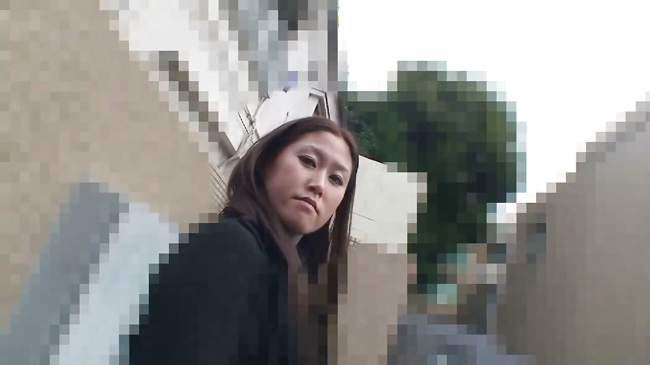 Slender Japanese MILF and her pussy pleasure