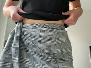 Linda falda corta con su plug anal