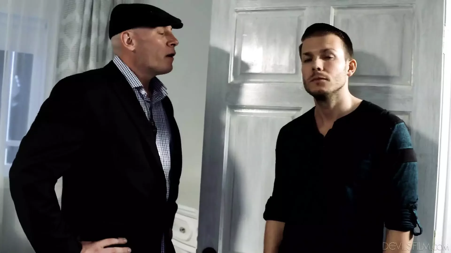Devils Film - kåt fru Whitney Wright blir nästan otrogen med hennes fästman anställd !!