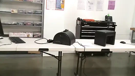 Remaja pirang berbulu menunggangi mainan seks barunya