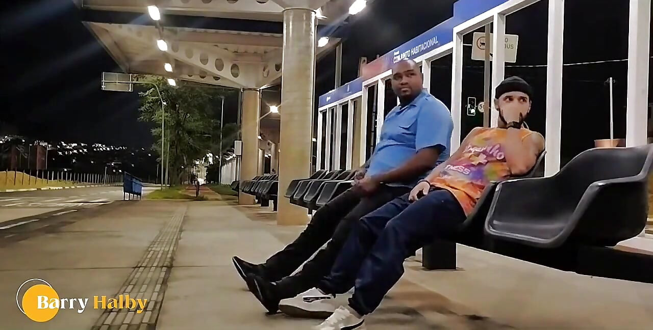 J’ai sucé la bite du chauffeur en attendant le bus.