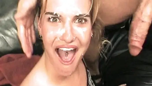 Крошка-блондинка глубоко заглатывает большой член, чтобы закончить на лицо