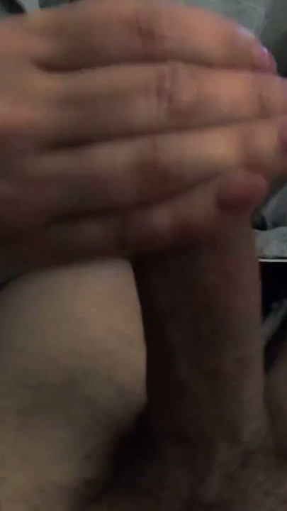 POV, amatörvideo... Under natten kommer hon och rör vid honom och ger honom en handjob | Clip 1