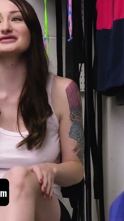 Kabarık memeli orta yaşlı seksi kadın violet monroe gözlüklerinde ıslak dölleniyor - shoplyfter mylf | Klip 1
