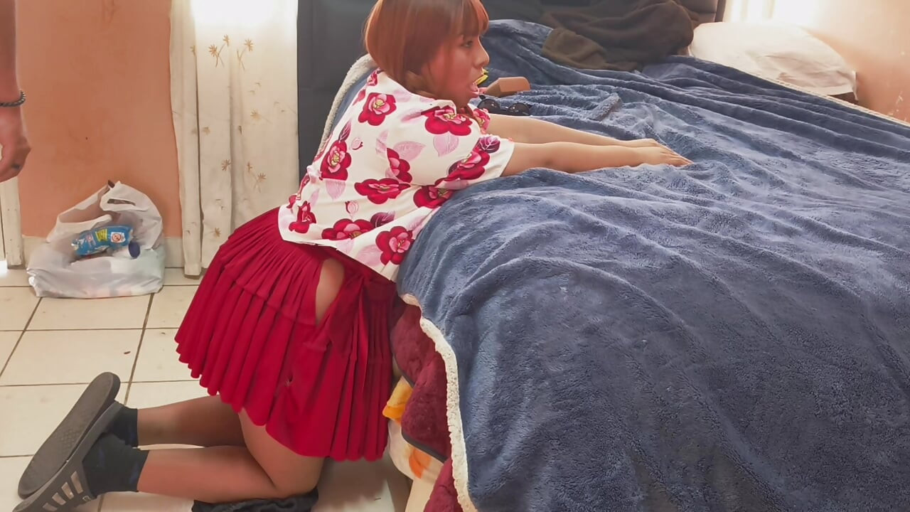 Denne modne cholita kommer hjem til mig for at sutte min pik hele dagen lang