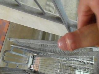 Camminare giù per le scale mentre si masturba (senza sperma)