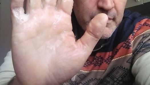 Ejaculação com mão em close-up sujo com esperma
