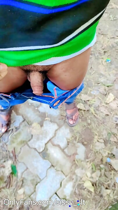 Обнаженная Прохаживается И Писает На Улице