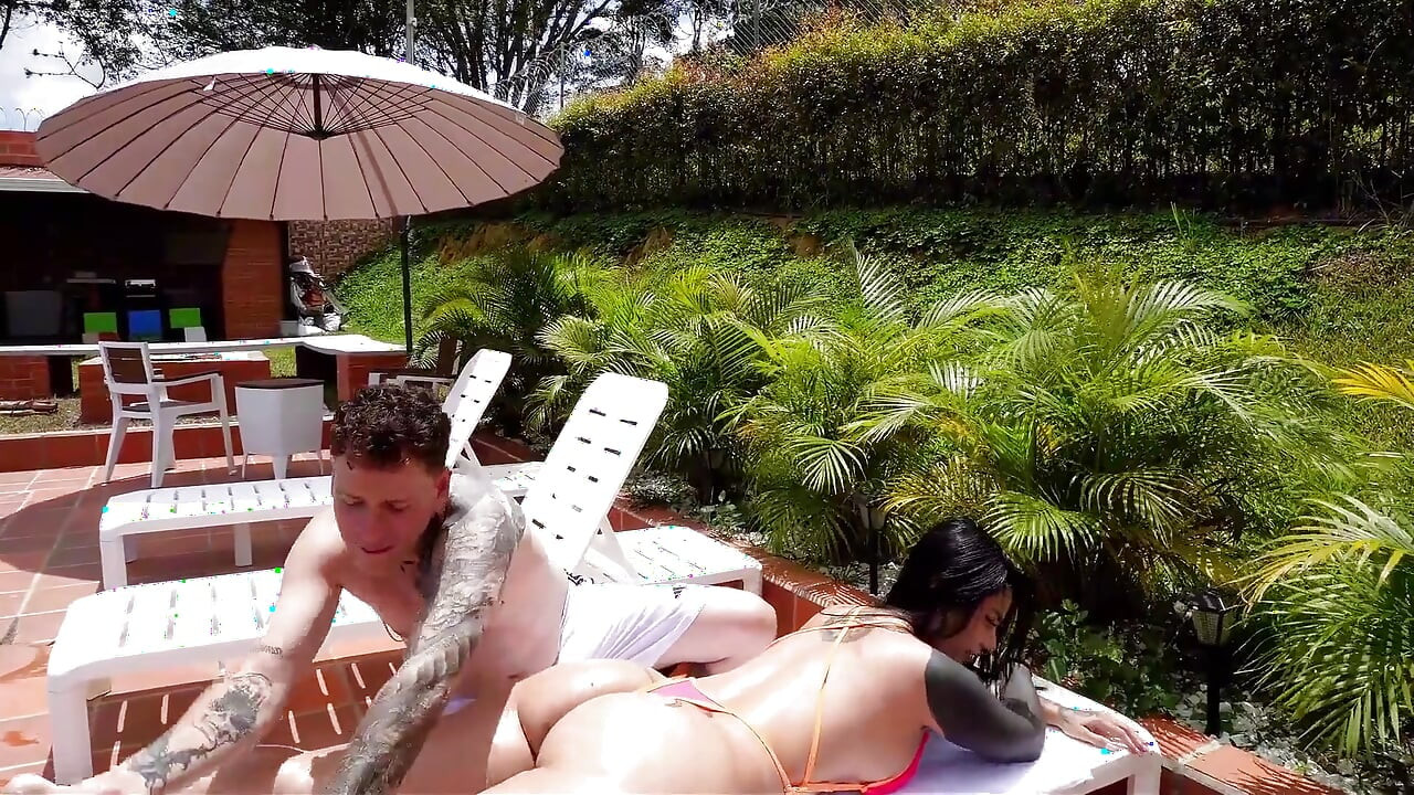 I Meet a Beautiful Big Ass Girl in a Hotel and We End up Fucking After Oiling Her Body