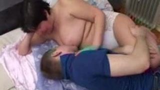 Oma&#39;s houden ervan om jonge jongens borstvoeding te geven