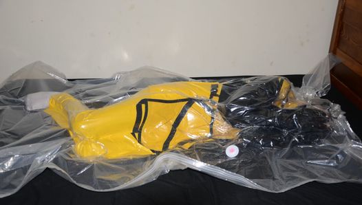 Jun 29 2023 - Vac Packed no meu carro amarelo Carhartt raingear com minhas luvas de borracha pesadas aventais de PVC e protetor facial