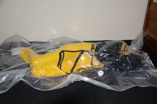 Jun 29 2023 - Vac Packed no meu carro amarelo Carhartt raingear com minhas luvas de borracha pesadas aventais de PVC e protetor facial