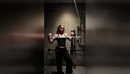 Едва достигаемую совершеннолетия девушку жестко пальцами во время живой трансляции с ТикТок!