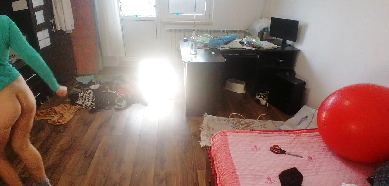 Sexy esposa baila desnuda en casa.
