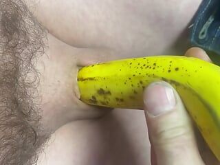 最小のマイクロペニスをファックするバナナ