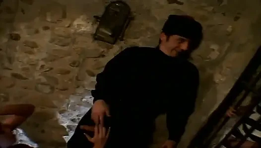 Esmer orta yaşlı seksi kadının kostümlü hunk ile vahşi fetişi