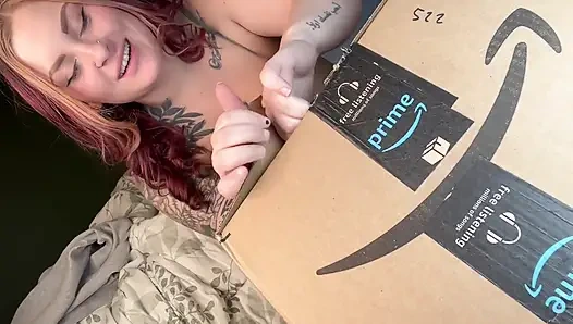 Массивное нижнее белье и игрушка примеряют и опробуют в перегоне