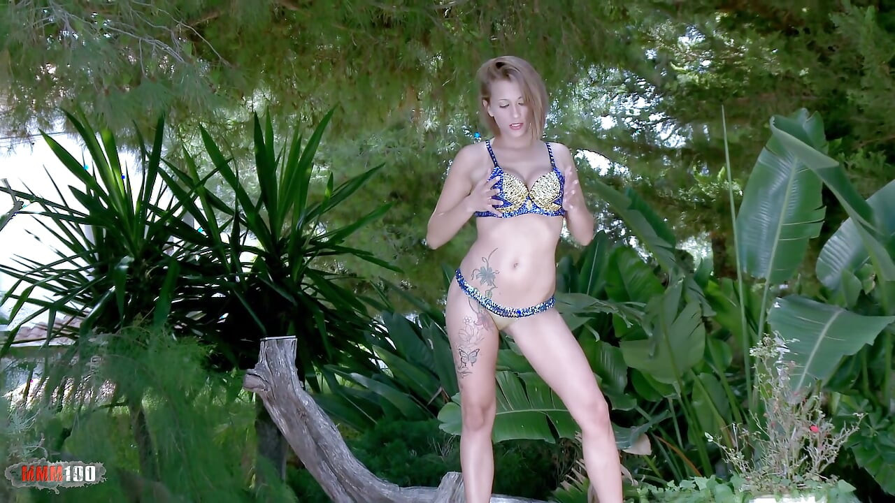 Mar Duran com tesão milf morena com peitos grandes Mar Duran removendo roupas