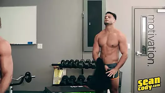 Sean Cody - Michael Vente se tape Sumner Blayne et Axel Rockham dans un trio déjanté dans une salle de sport